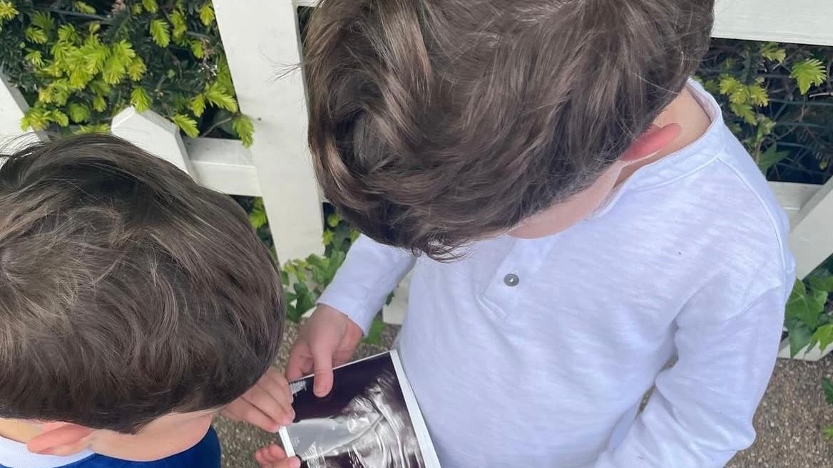 La principessa Eugenie di York è incinta del terzo figlio: la foto con l’ecografia e l’annuncio ufficiale