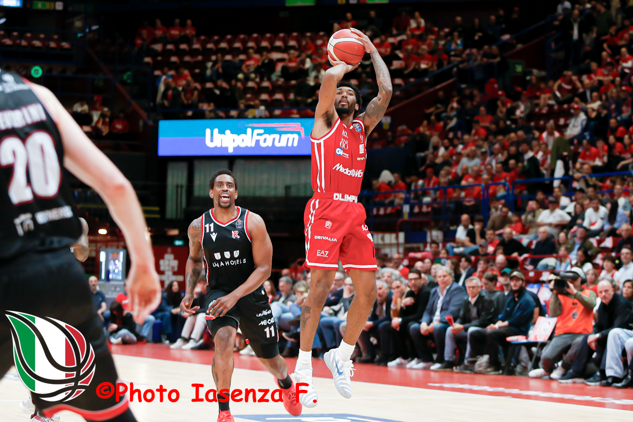 Reggio Emilia vende cara la pelle, Brooks scaccia i fantasmi e l’Olimpia vince gara due 77-65
