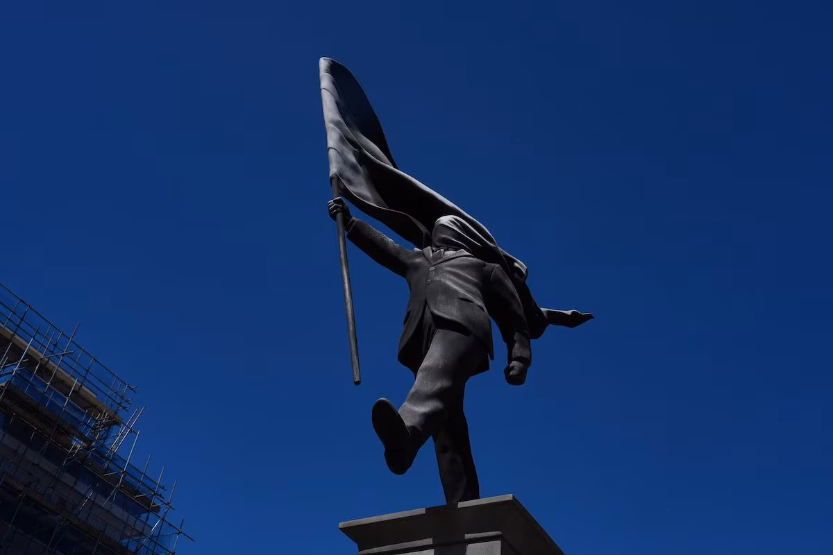Come ha fatto Banksy a portare la sua statua al centro di Londra? "Con persone che organizzano concerti in 24h"