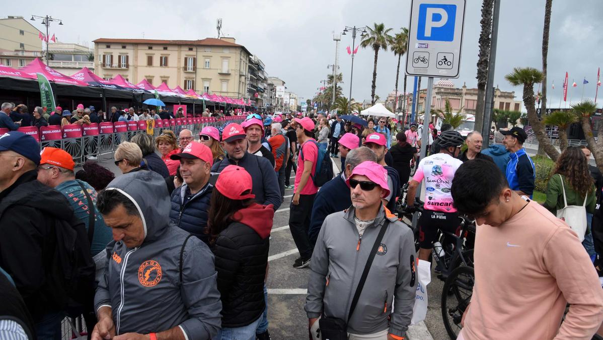 Giro d’Italia, la passione della gente: un fiume di persone da Torre del Lago a Forte dei Marmi