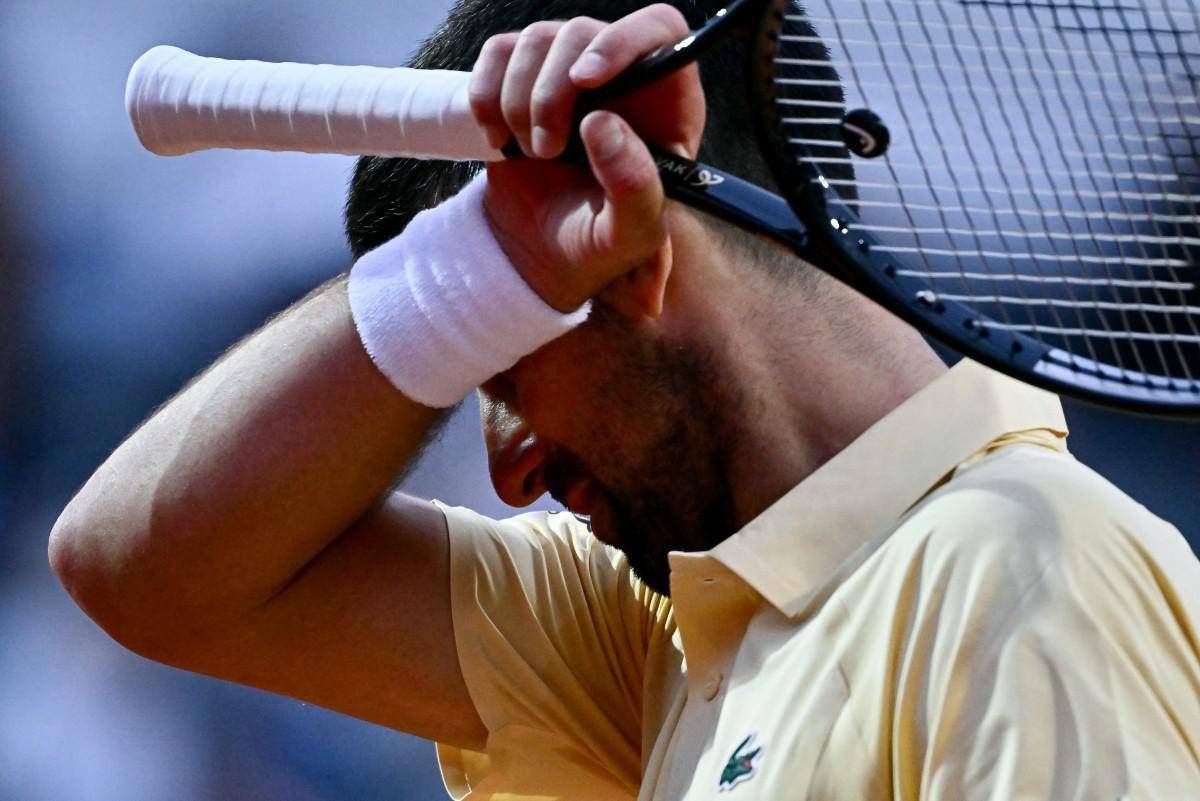 Djokovic 'perde la testa' a Internazionali 2026, il gesto (verso il cielo) a Roma