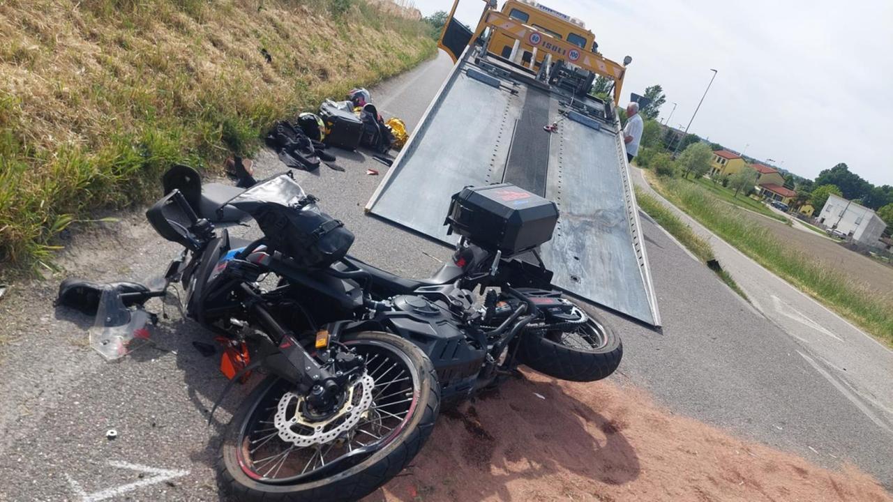 Morto in un incidente al confine con la provincia di Ferrara, stava andando alla partita di calcio