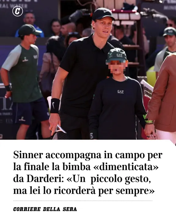 Sinner accompagna in campo la bimba “dimenticata” da Darderi - YouTube