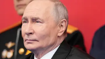Putin apre alla pace: “La fine del conflitto con l’Ucraina è vicina”. Accusa l’Europa di aver usato Kiev, ma spera di riavvicinarsi alla Ue: “Come negoziatore preferirei Schroeder”