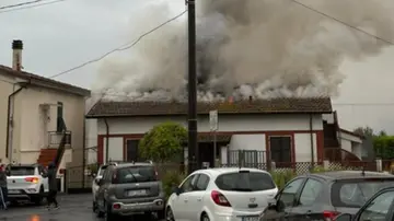 Fulmine colpisce una casa: tetto in fiamme e paura. E’ uno dei danni del maltempo