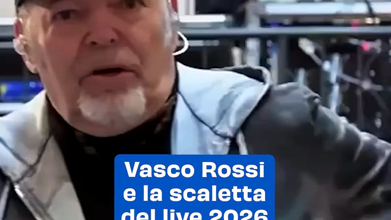 Vasco Rossi e la sua band sbarcano a Rimini in vista del concerto, i fan gli danno già la caccia