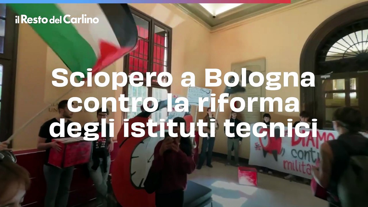 Sciopero scuola oggi a Bologna, studenti lanciano pomodori contro i fantocci di Meloni e ministri