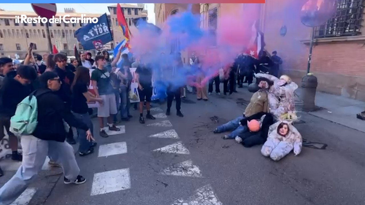 Sciopero scuola oggi a Bologna, studenti lanciano pomodori contro i fantocci di Meloni e ministri