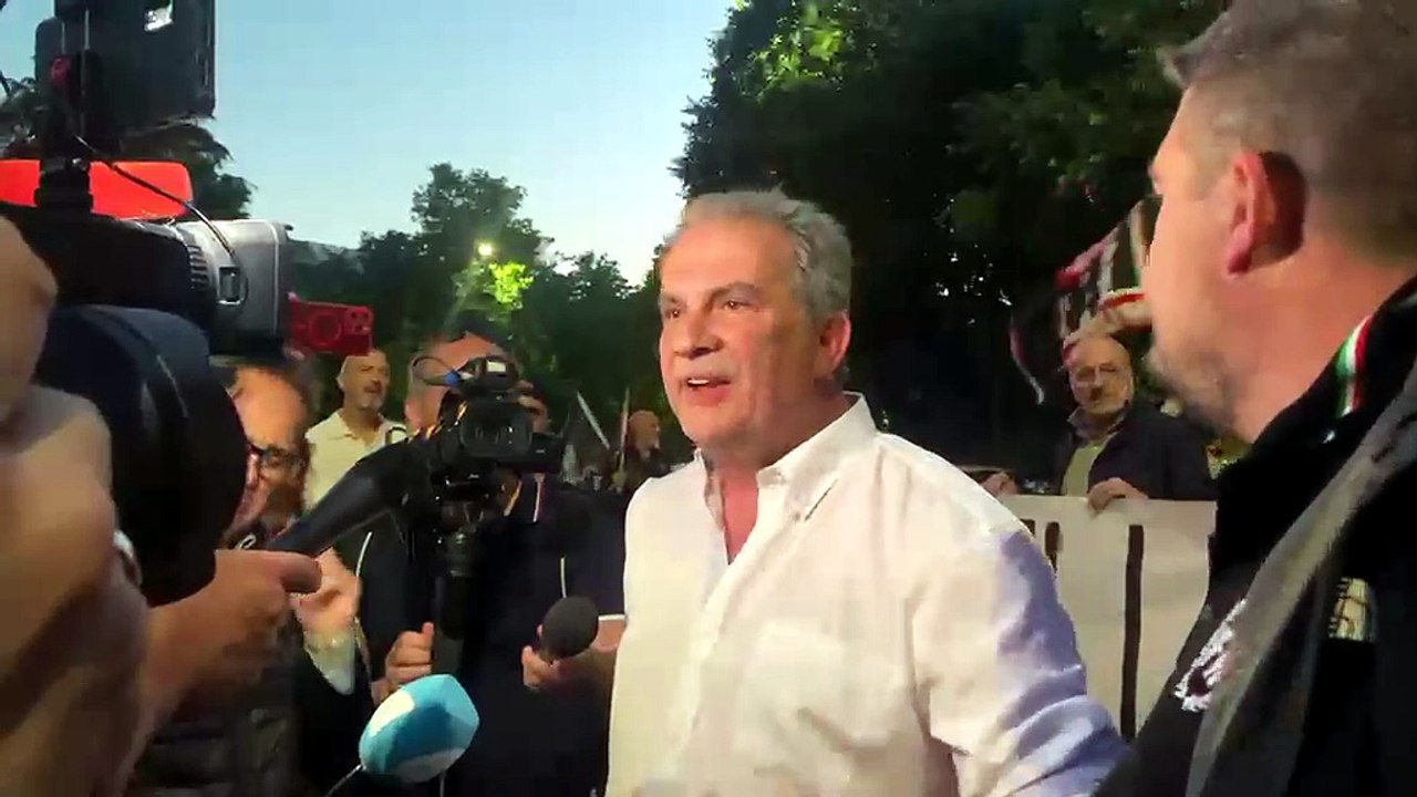 Doppio presidio a Modena, dopo i democratici arriva Forza Nuova: “L’Italia non è morta”. Scontri: carica della polizia su manifestati antifascisti