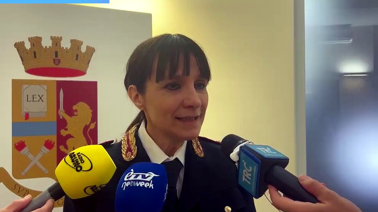 La mamma nasconde la droga nello zaino della bimba: arrestati lei e il padre