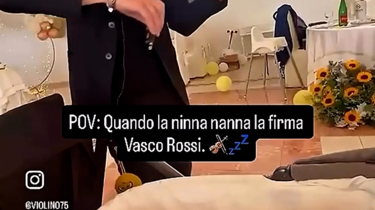 Suona Vasco Rossi al violino come ninna nanna: la reazione del bimbo nel passeggino è dolcissima