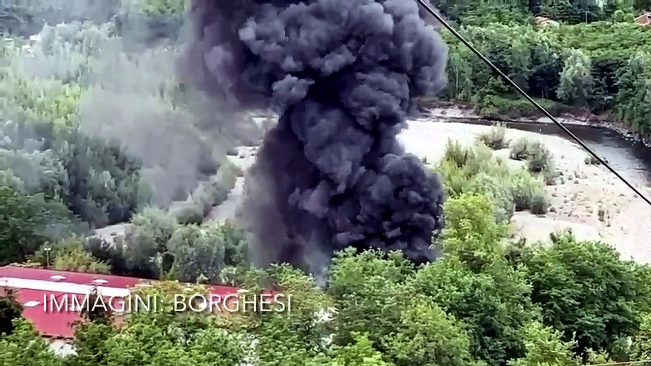 Pauroso incendio e alta colonna di fumo nero: brucia deposito del cartario