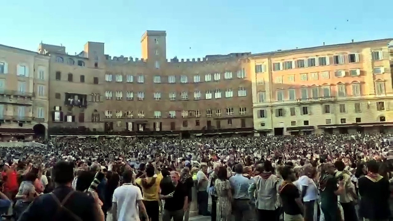 Palio di Siena, l’estrazione a sorte delle contrade: Bruco, Drago, Valdimontone, Oca corrono a luglio