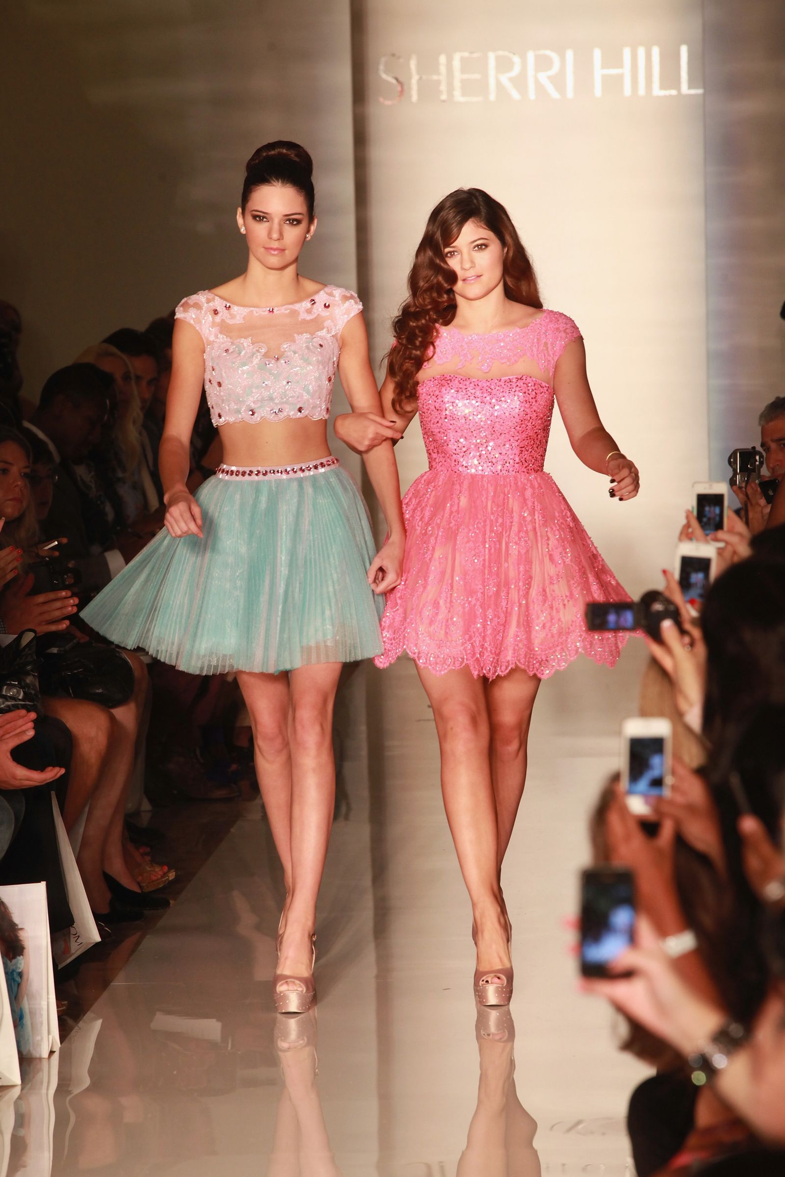 Kendall Jenner e Kylie Jenner sfilano per Sherri Hill Primaveraestate 2013.