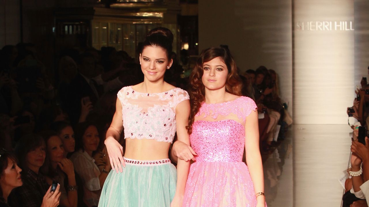 Quando Kendall Jenner, Hailey Bieber e Kylie Jenner sfilarono insieme. Tra pizzo, azzurro Tiffany e look molto 2012.