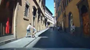 Rapina a Firenze: l’uomo che fugge, la donna spinta via, la tragedia sfiorata. Cosa è accaduto