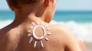 Come scegliere la crema solare: le migliori protezioni consigliate dai dermatologi