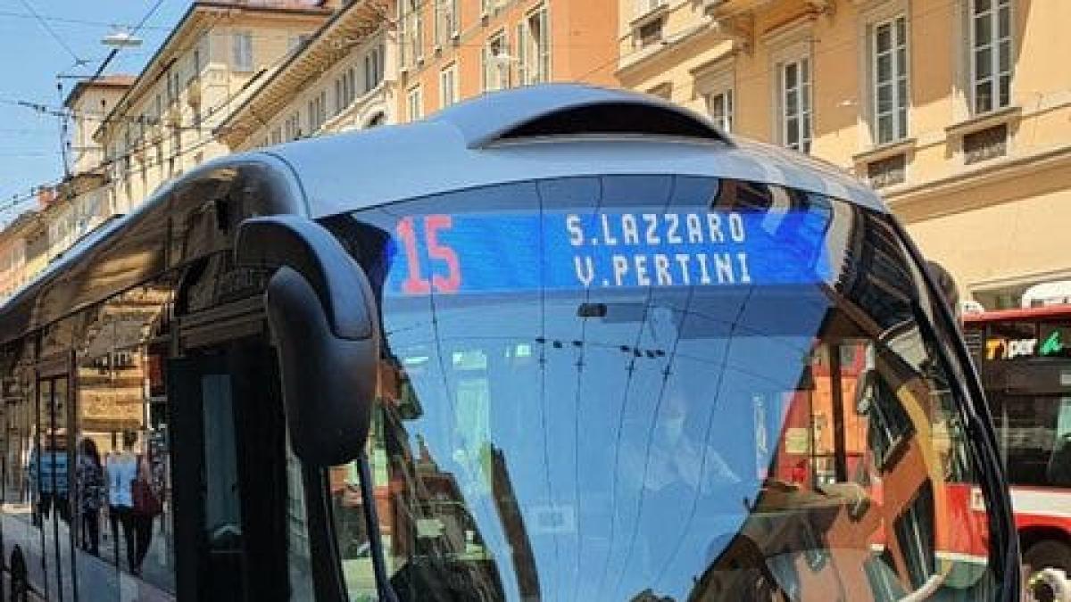 Bologna, l'autobus si ferma qualche metro oltre la pensilina. Sputi contro l'autista, lo morde e gli stacca un pezzo di orecchio