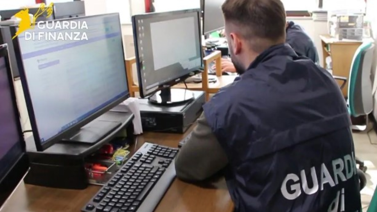 Influencer di Rovigo guadagnava fino a 240mila euro su Onlyfans ma prendeva l’indennità di disoccupazione: denunciata
