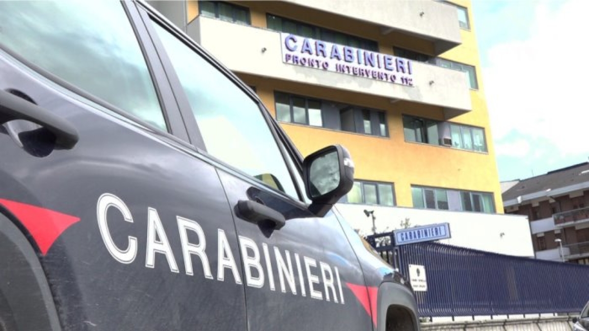 Rapina a Napoli, aggredito 17enne alla guida di un'auto: colpi di pistola e vetture danneggiate