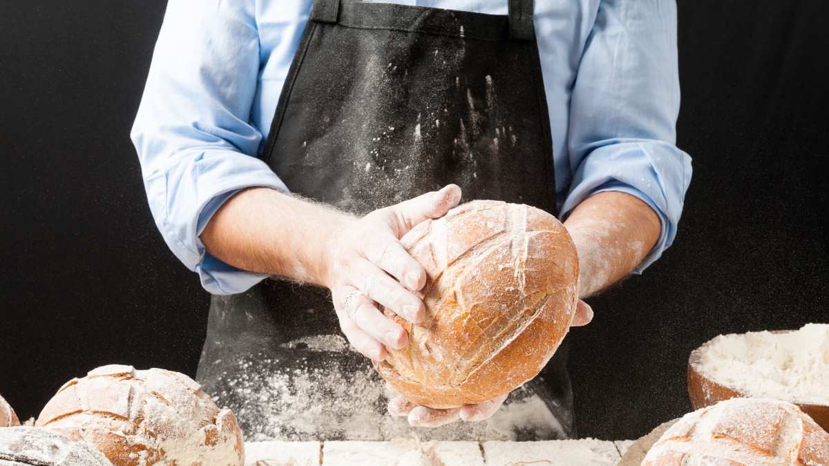 Pane di frumento per celiaci: come funziona la tecnologia del Cnr che «maschera» il glutine | La ricetta da fare a casa