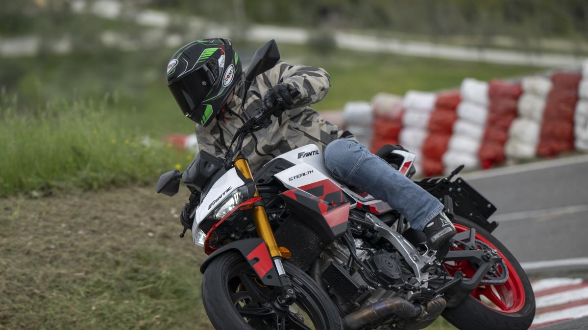 Fantic Stealth 500, la prova su strada della moto sportiva: come va, prezzi