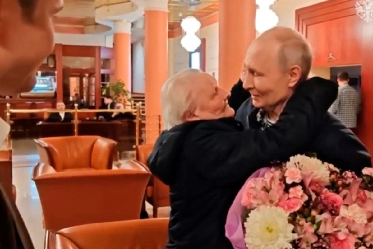 Nel mondo di Putin, dove nulla è come appare: le «masovki» (comparsate organizzate) e i «falsi russi» che posano con lo Zar