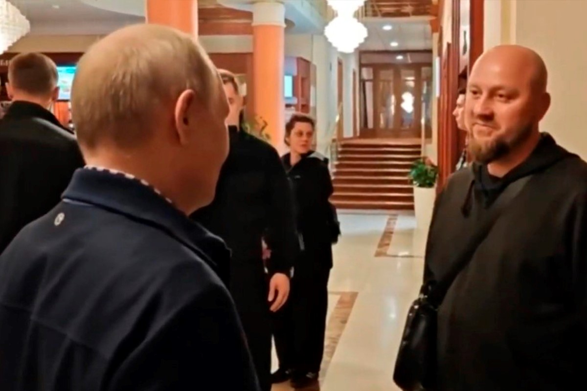Nel mondo di Putin, dove nulla è come appare: le «masovki» (comparsate organizzate) e i «falsi russi» che posano con lo Zar