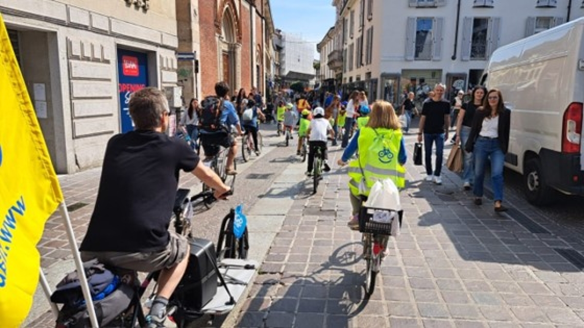 Bici e ciclisti aumentano, le città restano indietro: ma tornano i ComuniCiclabili