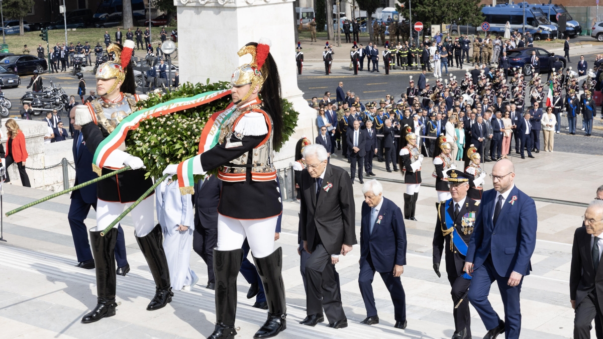 Parata 2 giugno 2026 a Roma: diretta, programma e percorso | Mattarella ai Fori Imperiali sulla Lancia Flaminia, le Frecce Tricolori e gli applausi della folla in strada