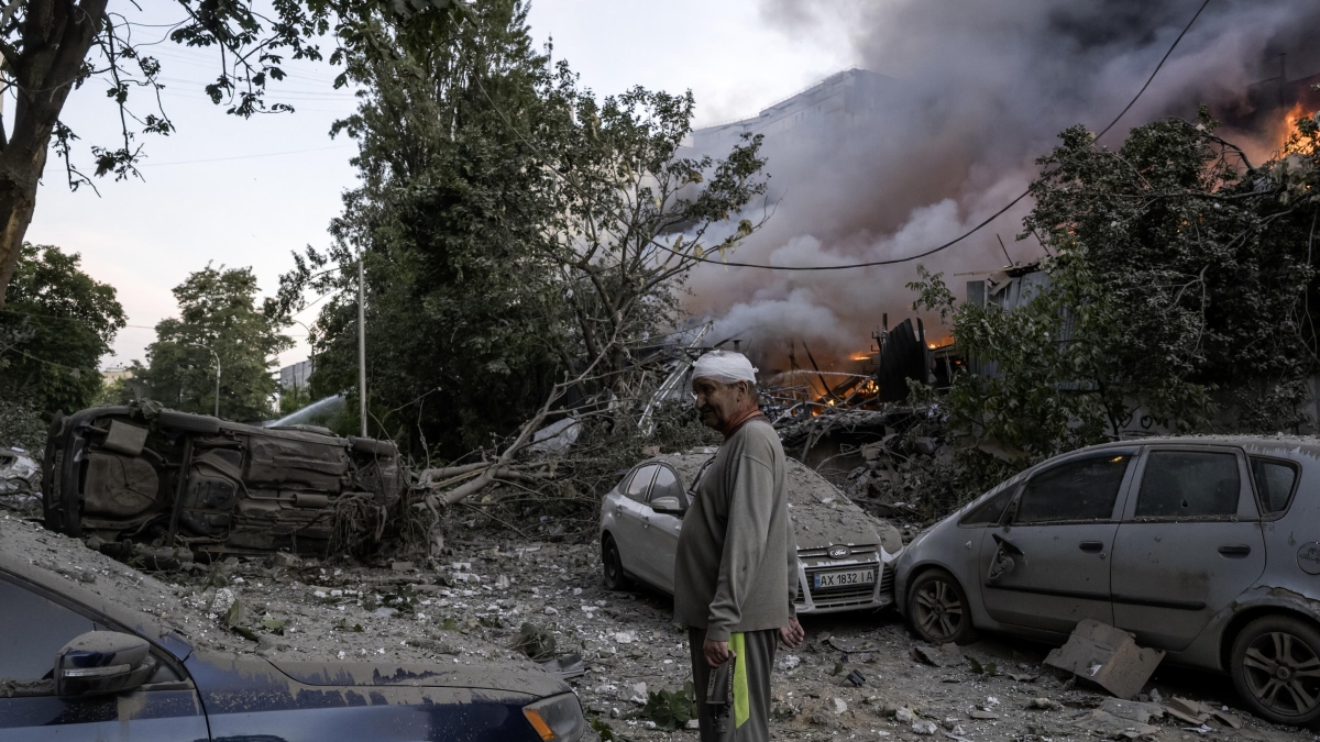 Guerra Ucraina-Russia, le notizie in diretta | Massiccio attacco russo sull'Ucraina: 18 morti, di cui sei a Kiev. Crolla un edificio di nove piani nella capitale, persone sotto le macerie
