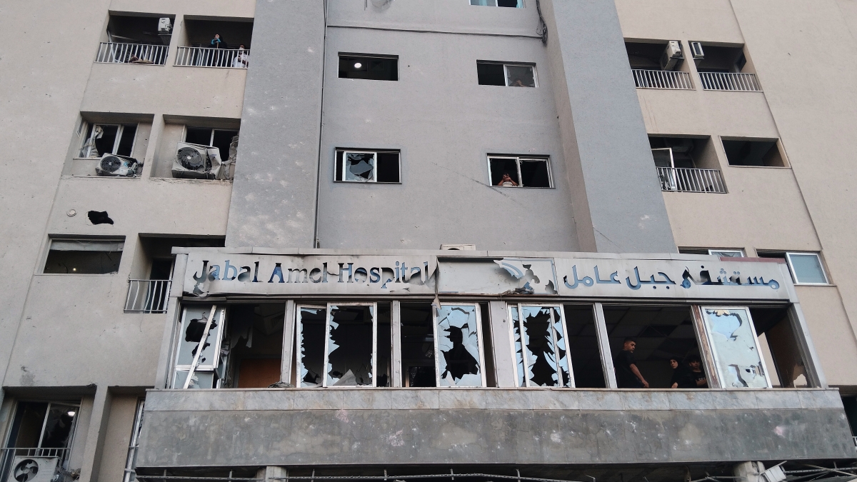 Guerra in Iran, le notizie in diretta | Notte di raid nel Golfo, forze Usa colpiscono l'isola di Qshem. Droni e missili dei pasdaran sull'aeroporto internazionale in Kuwait: «1 morto e diversi feriti» - Corriere della Sera