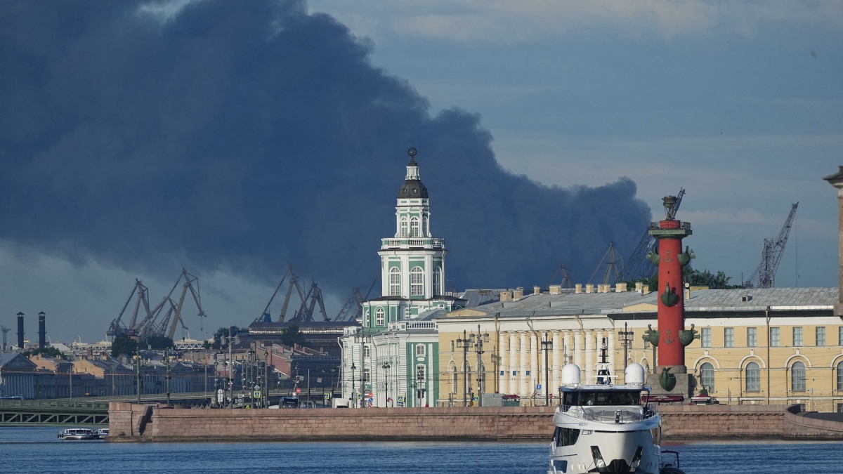 Guerra Ucraina-Russia, le notizie in diretta | Droni ucraini su San Pietroburgo nel primo giorno della Davos russa. «Colpiti terminal del petrolio e navi a Kronstadt»