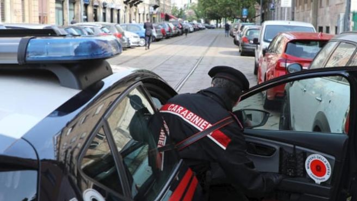 Torino, il marito tenta di strangolarla e di soffocarla con un cuscino: salvata dalla madre. Arrestato un 51enne