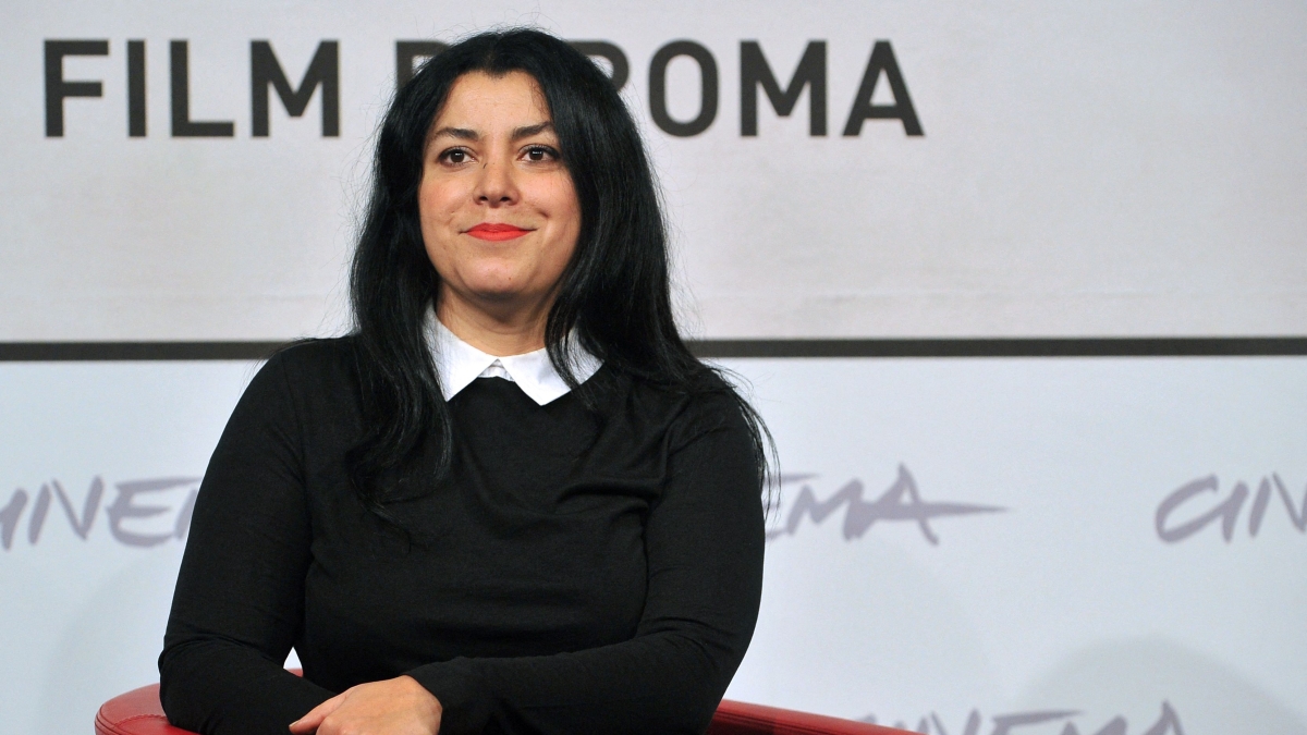 È morta Marjane Satrapi: l'autrice di «Persepolis» aveva 56 anni. «Morta di tristezza dopo la scomparsa del marito»