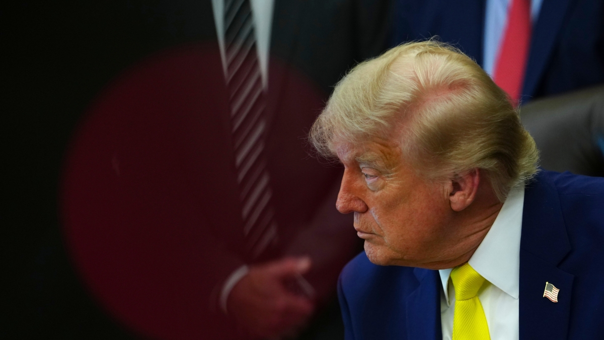 Trump e il farmaco (per i capelli) scomparso dalla cartella clinica. I media Usa: «Forse sospeso per gli effetti collaterali su umore e funzioni cognitive»