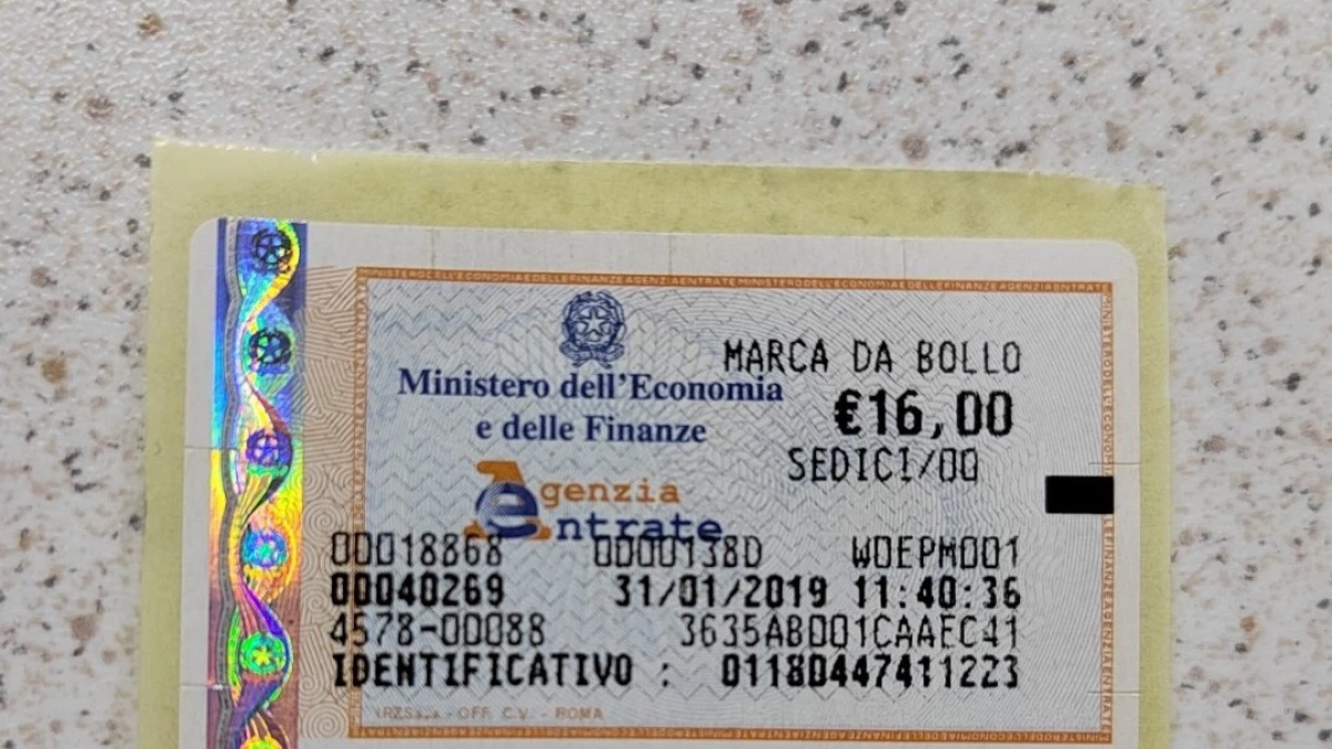 Como, dipendente comunale sottrae per anni le marche da bollo dalle pratiche dei defunti: bottino da 28 mila euro, denunciato