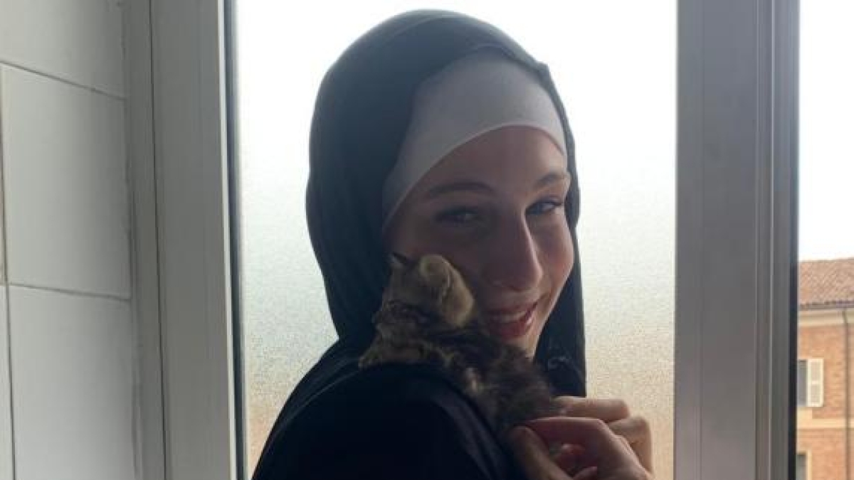 Makka Sulaev uccise il padre violento per proteggere la madre: assolta in appello per legittima difesa. In aula l'audio choc del delitto