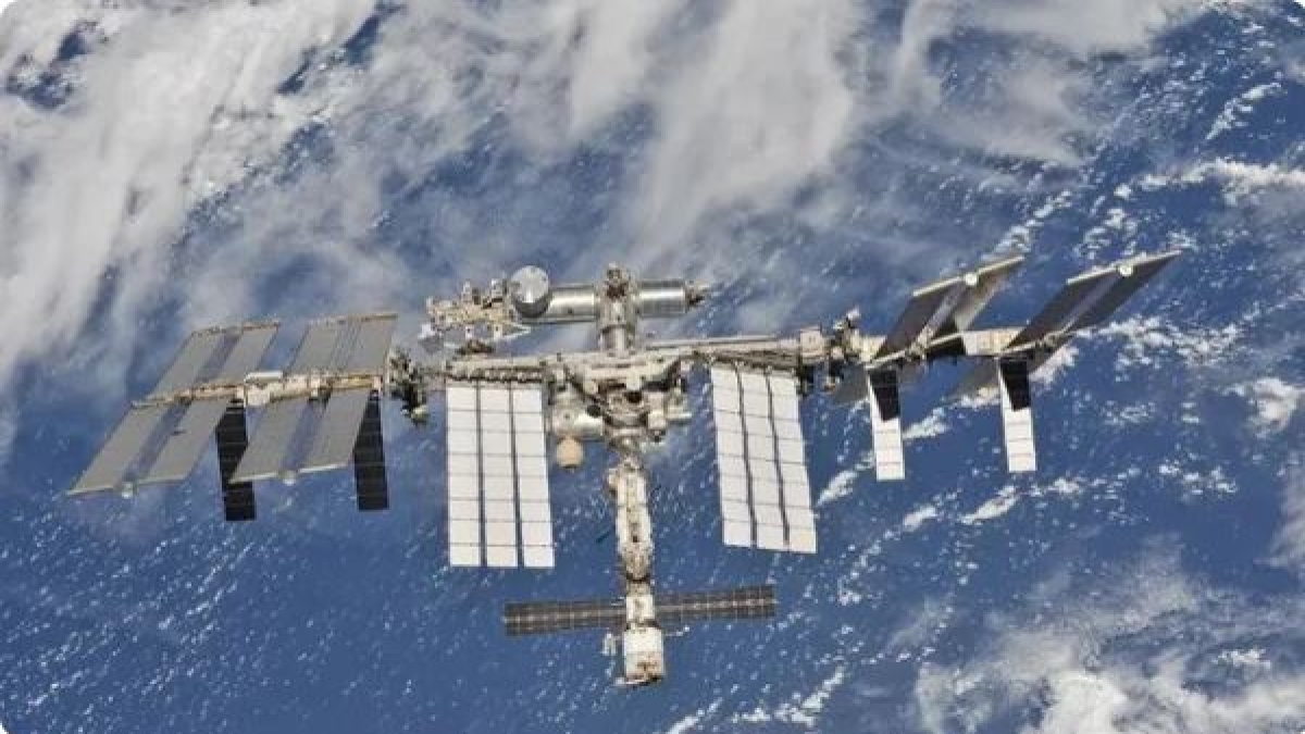Stazione spaziale: perdita di aria, la Nasa dice agli astronauti di rifugiarsi nelle capsule. I russi: «Chiusa una delle due perdite». Allarme rientrato