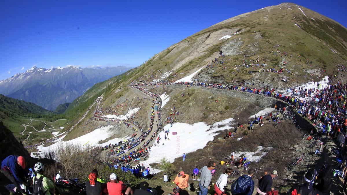 Ciclismo, il Colle delle Finestre: il Giro d’Italia Women scala il cielo e fa la storia