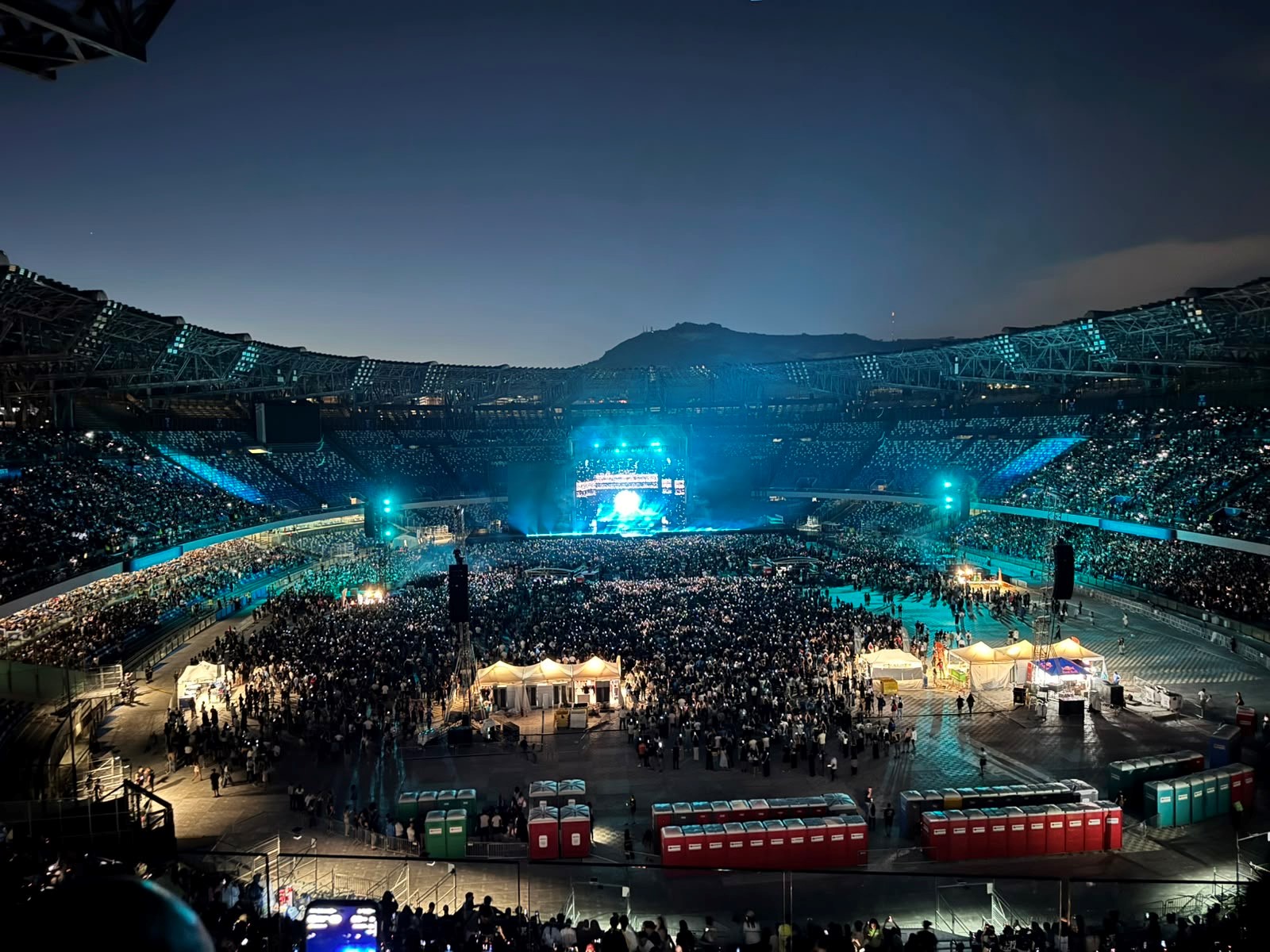 Liberato conquista il Maradona: un coro di 45mila voci per il suo debutto allo stadio di Napoli