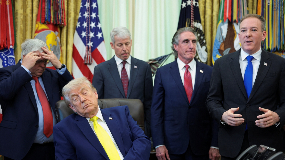 Trump addormentato nello Studio Ovale, le ironie in rete: «Ha la batteria scarica». Altri sette precedenti nel 2026