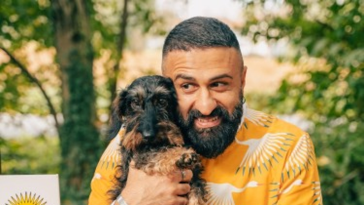 Sandro Nigro: «Quando ho fatto coming out la mia famiglia mi ha cacciato di casa. Oggi salvo bassotti sfortunati perché conosco l'abbandono»