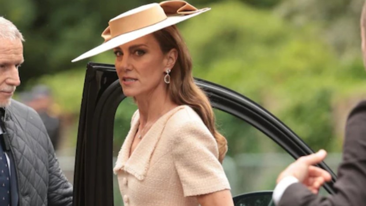 Re Carlo, Camilla e Kate alle nozze Royal dell'anno: i Windsor (anche Beatrice ed Eugenie) al sì di Peter Phillips con l'infermiera Harriet