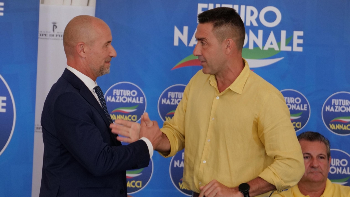 Vannacci, a Viareggio l'abbraccio ai nuovi quattro parlamentari di Futuro Nazionale: «Ieri eravamo 90 mila iscritti, oggi 94mila»