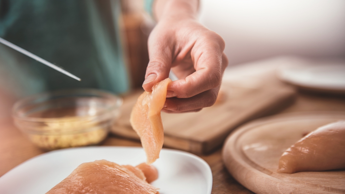 Dalla carne ai formaggi: cos’è la «zona di pericolo» che favorisce le intossicazioni alimentari (e come evitarle)