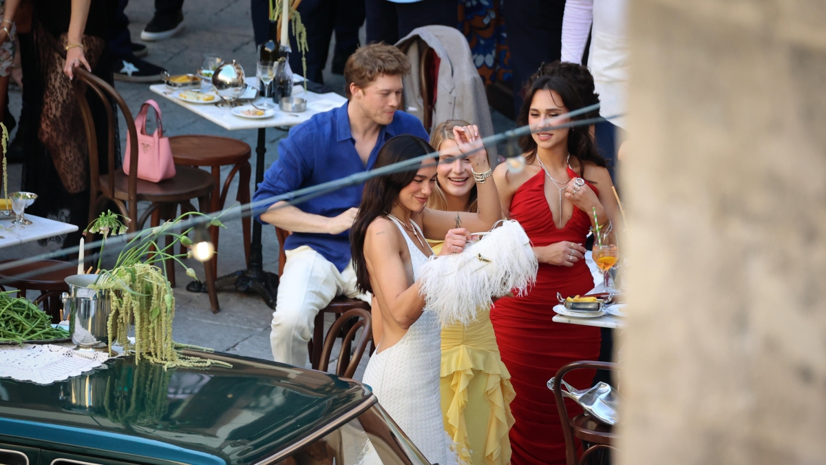 Dua Lipa e Callum Turner, il nuovo «sì» a Bagheria: festa top secret a Villa Valguarnera, Elton John e Donatella Versace tra gli ospiti, voci su Madonna