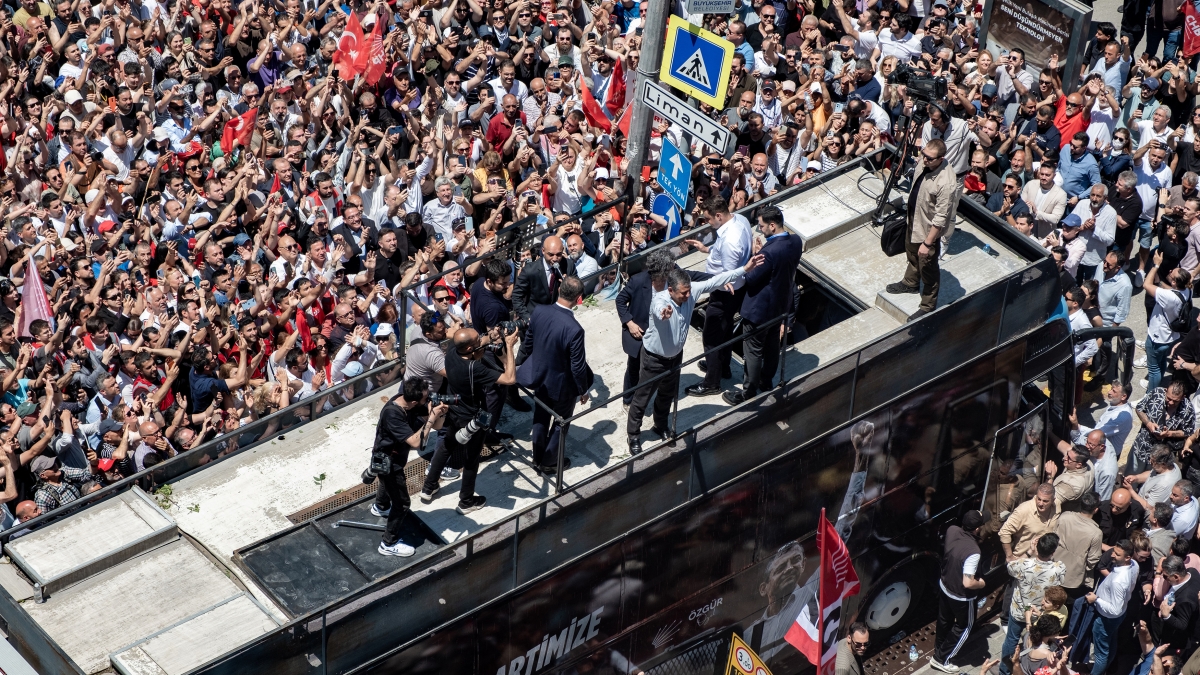 Özel, leader dell'opposizione a Erdogan: «Cara Europa, preoccupati: l’erosione della democrazia in Turchia è un problema anche tuo»