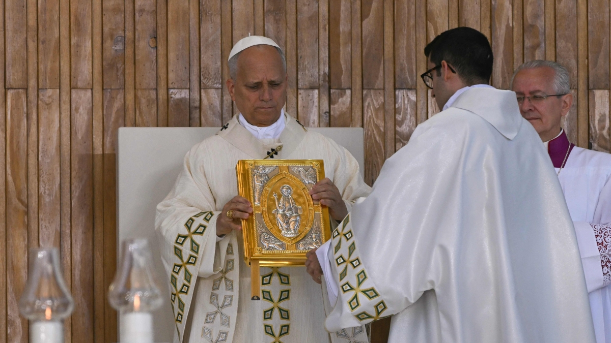 Madrid, oltre un milione di fedeli alla messa di Leone per il Corpus Domini: «Ritornare alle radici della fede. Cristo si identifica con i poveri, i malati, i soli e gli scartati»