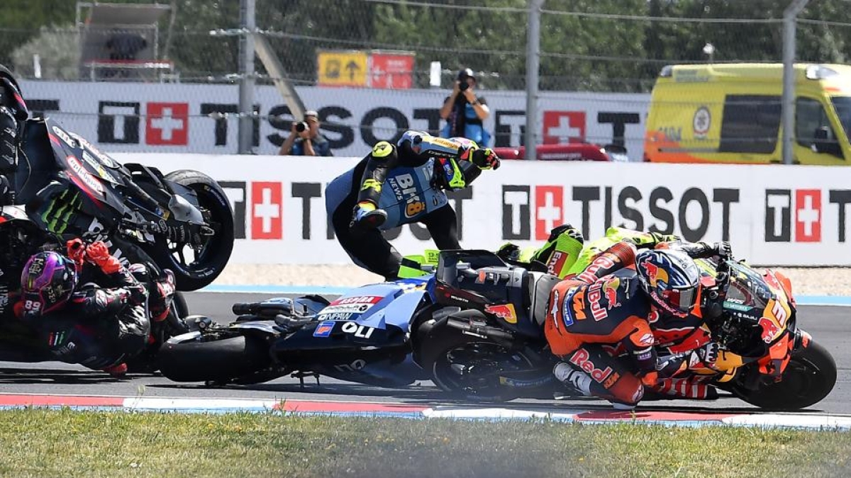 MotoGp al Gp d'Ungheria, la gara: Marquez vince dopo il duello con Acosta. Disastro Martin, cade falciando Bezzecchi